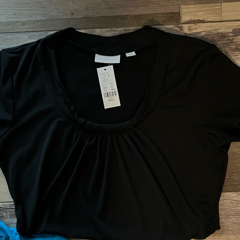 Women’s short sleeve blouse size small. - Picture 4 of 6